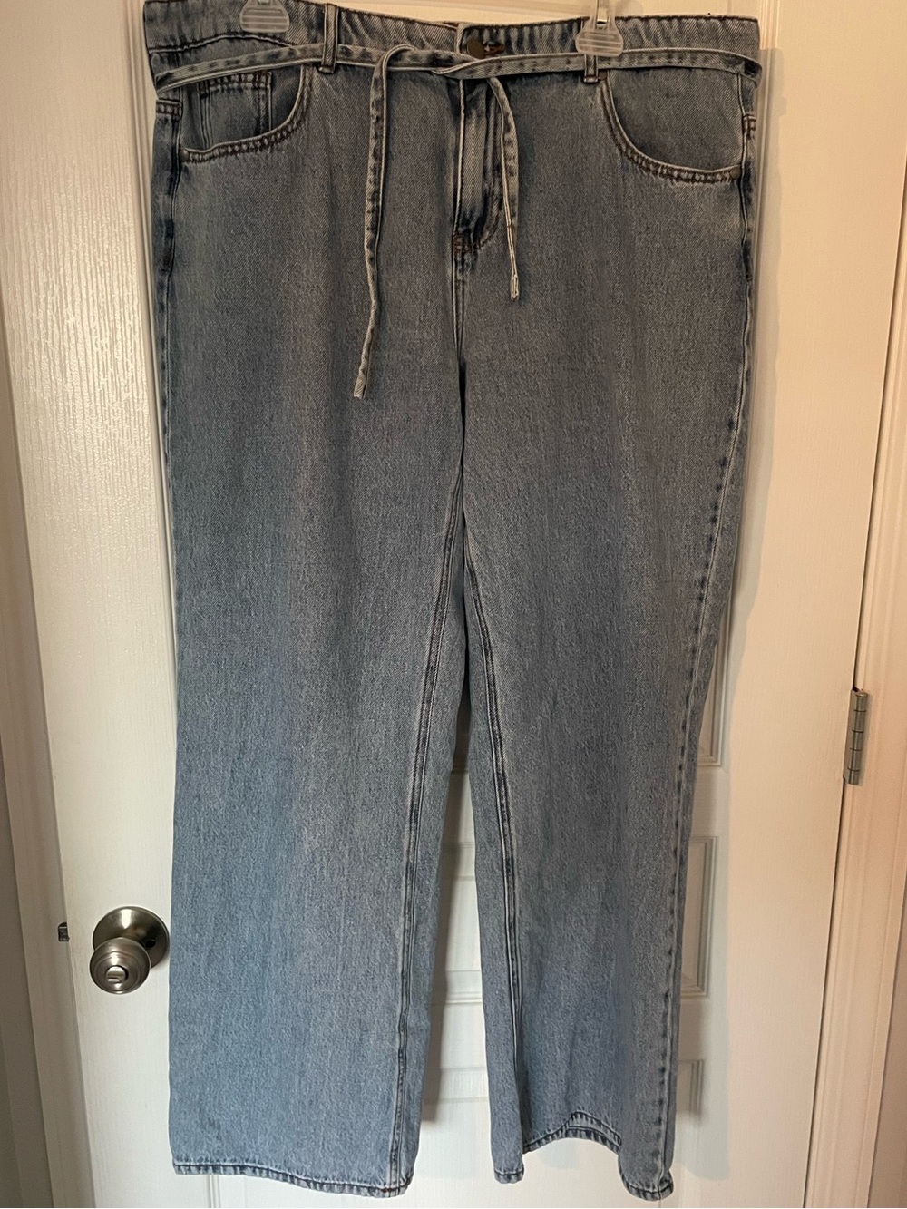 Light Wash Women's wide-Leg belted Jeans